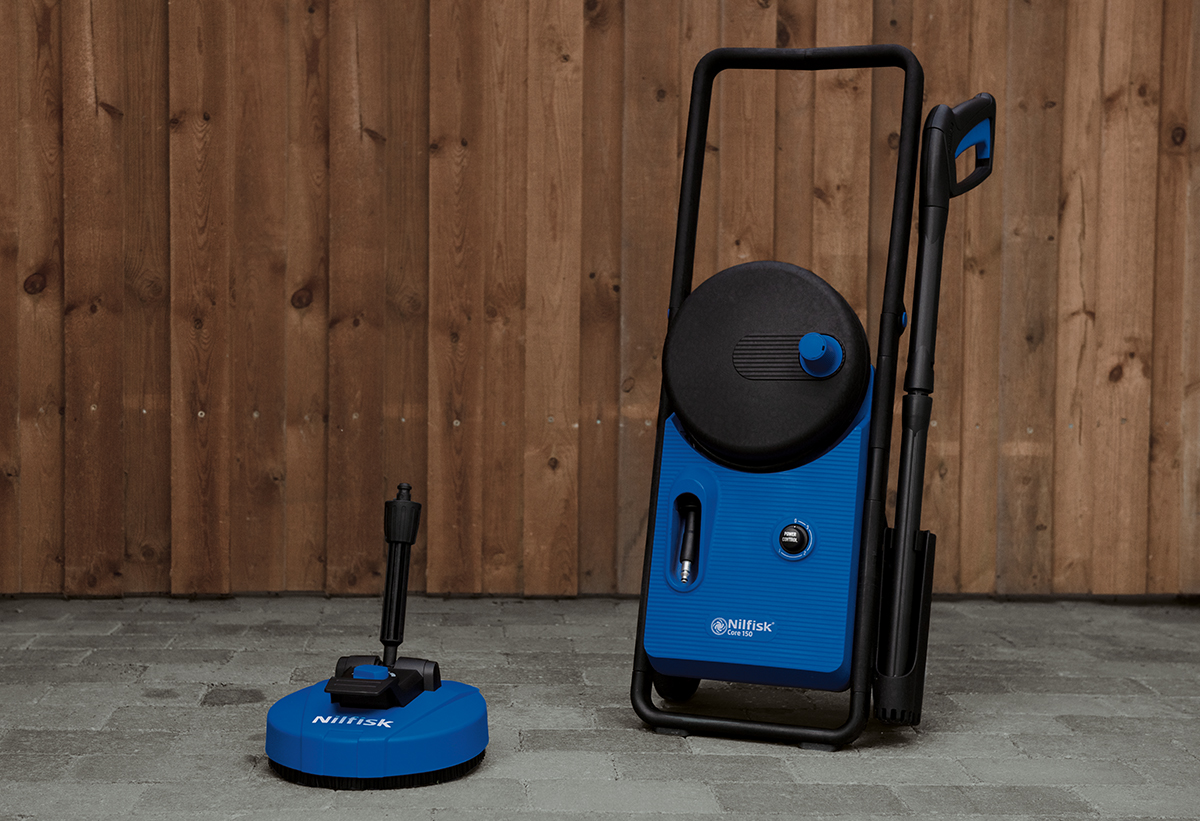 Απεικονίζεται το μηχάνημα μαζί με τη βούρτσα.